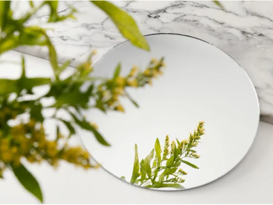 Espejo de baño con perforaciones para apliques de luz