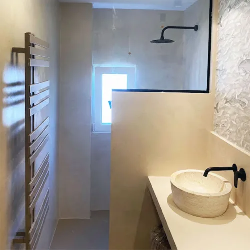 Mampara fija de vidrio templado sobre receptáculo de ducha en Montevideo