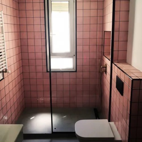 Mampara de vidrio templado colocada sobre bañera