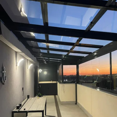 Cerramiento de balcón en vidrio templado en un apartamento de Montevideo