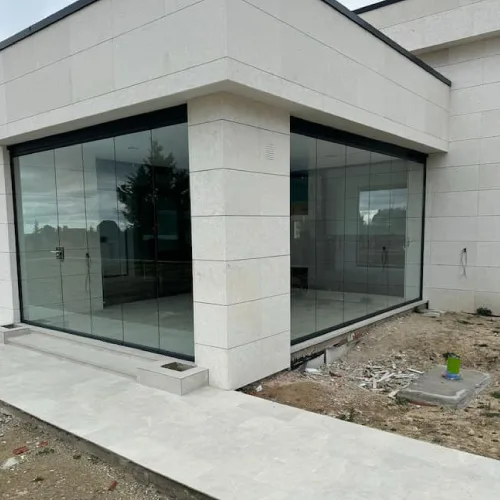Baranda de vidrio templado con perfil de base