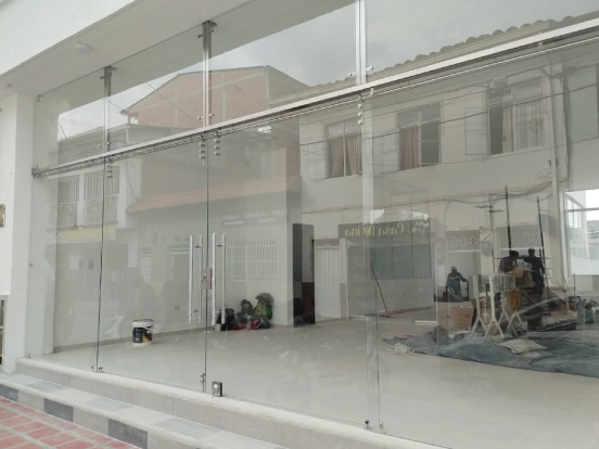 Vidriera comercial de vidrio en un local de Montevideo